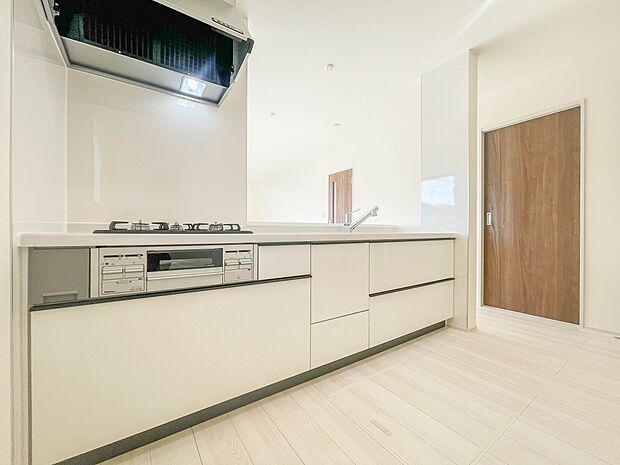 3号棟【キッチン】ナチュラルな自然光の中での調理。会話が弾む対面型キッチン。お洒落な食器類を余裕で収納できるスペース。動きやすい女性目線のキッチン動線。これからはお料理をつくる時間が劇的に変…