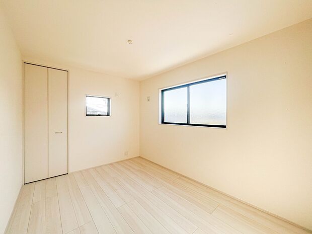 3号棟【洋室6帖】  昨今のトレンドになりつつあるのが、広過ぎず、快適すぎない子ども部屋。勉強と寝るだけの部屋にすることで閉じこもりがなくなり、リビングで過ごす時間が増えると言われています。…