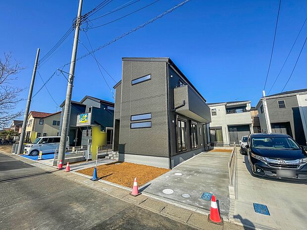 【駐車場】毎日の生活にマイカーが必須という方は、購入を検討する際、駐車場があることは大事な条件です。毎日の通勤や家族の送迎、買い物やお出かけなどクルマのある暮らしを満喫したい方は要チェック。…