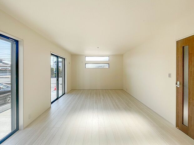 3号棟【LDK18帖】会話でホッとコミュニケーションできるリビング。料理でホッとハピネスになるキッチンなど。人をホッとさせる最新設備・仕様を採用しています。