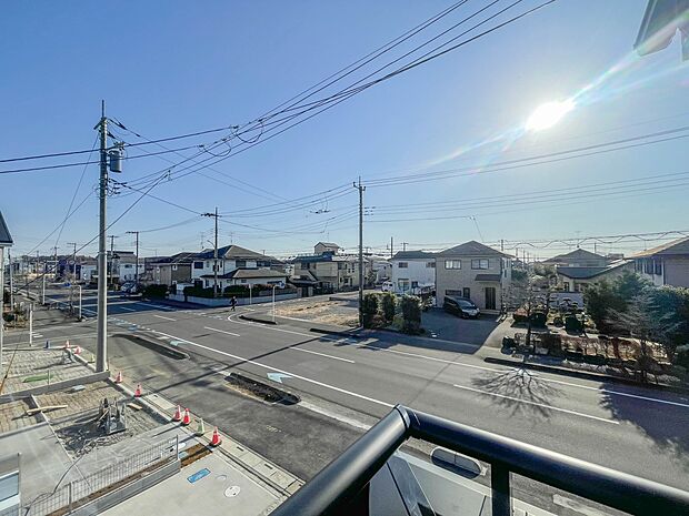 3号棟【眺望】朝の澄んだ空気や、夕方に吹く清々しい風を五感で感じられるバルコニー。