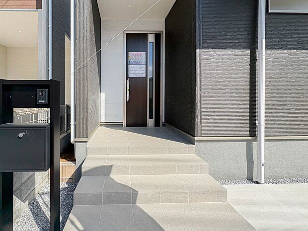 【玄関】家の顔となる玄関は、高いデザイン性が求められます。高級感と断熱性、防犯性に優れた玄関ドアを標準装備。ピッキング対策のセキュリティサムターン等、防犯に考慮しました。