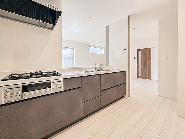 【キッチン】ナチュラルな自然光の中での調理。お洒落な食器類を余裕で収納できるスペース。動きやすい女性目線のキッチン動線。これからはお料理をつくる時間が劇的に変わります。