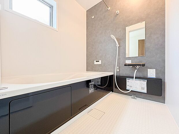 【浴室】 きっとあなたのバスタイムも単なる習慣から特別な時間に変わるはず。一日の汚れとともに疲れを洗い流し、眠りに就く前の大事なリラックスタイムを演出