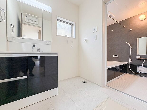 【洗面台】大きく見やすい三面鏡で清潔感ある洗面台は、身だしなみチェックや肌のお手入れに最適です。何かと物が増える場所だからこそ、スッキリと見映えの良い空間に拵えました。