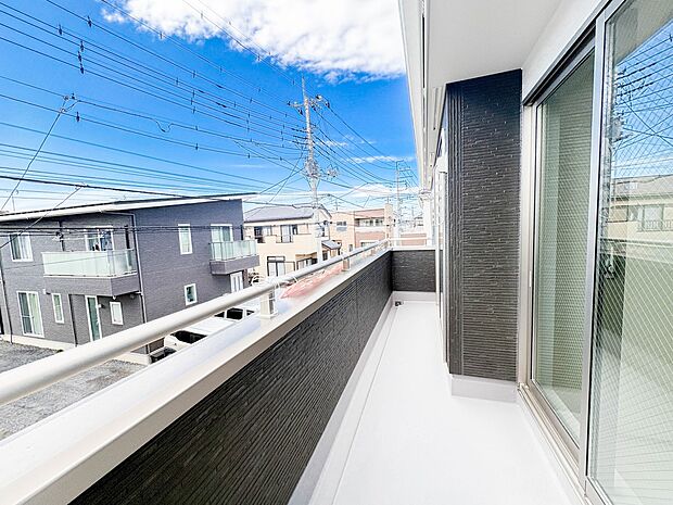 【バルコニー】 バルコニーから差し込む陽光・通風は、住環境・快適性と共に有り続ける貴重な「財産」です。