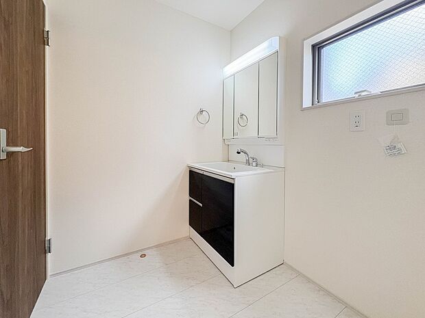 【脱衣所】脱衣所、洗面所は小さなプライベートスペース。歯磨き、洗顔と毎日施す個人空間。