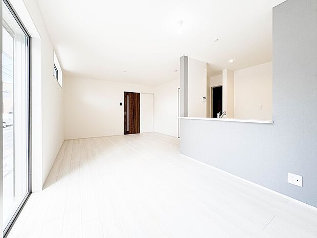 【ダイニング】忙しい朝でも家族揃って食事をしたいゆとりあるダイニングスペース。