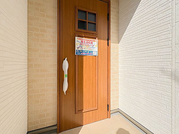 【玄関】家の顔となる玄関は、高いデザイン性が求められます。高級感と断熱性、防犯性に優れた玄関ドアを標準装備。ピッキング対策のセキュリティサムターン等、防犯に考慮しました。