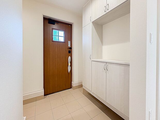 【玄関】スタイリッシュかつ品のある玄関。晴れの日も、雨の日も、風の日も、ご家族やお客さまを安心して迎えます。