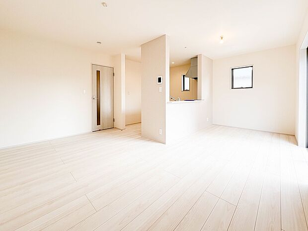 【リビング】うららかな陽射しがどのお部屋にも降り注ぎますように、快適さを追求した間取設計。得難い立地環境での生活を恵みの豊かな永住の地へと変えてくれます。