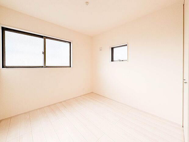 【寝室】シンプルな内装はおしゃれのポイントです。シンプルは華美より飽きがこないからです。色や模様でおしゃれ感をだす。それがシンプルイズビューティーです。