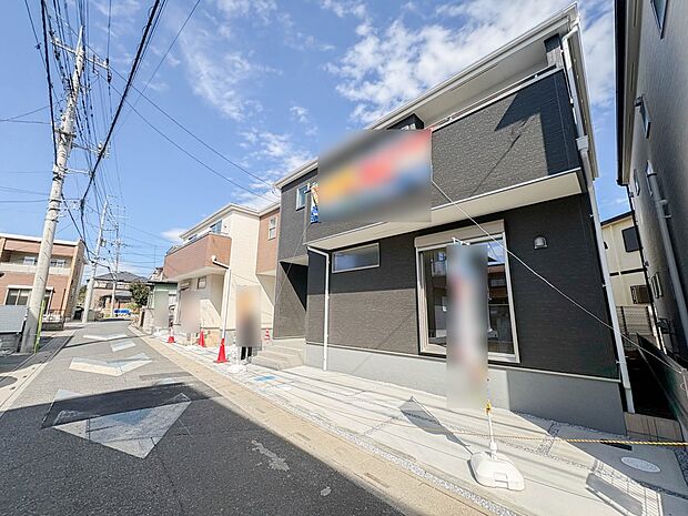 【前面道路】家の前をまっすぐの通りが走っている。クルマは少なく、人々は毎朝、ウォーキング、ジョギング、犬の散歩など、フリーな朝時間を過ごしている。