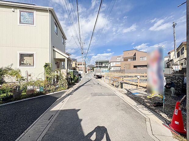 【前面道路】車の通行が少ないので、静かな住環境を維持することができます。