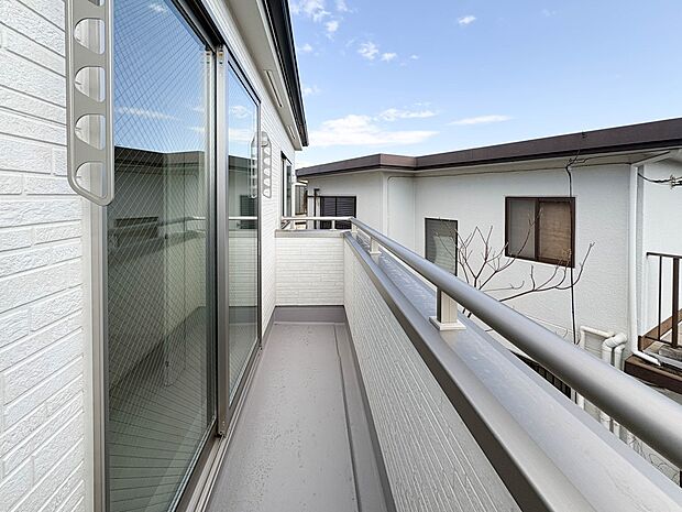 【バルコニー】 朝の澄んだ空気や、夕方に吹く清々しい風を五感で感じられるバルコニー。屋外にあって、住まいの中でも本当の自然を感じられるスペースです。