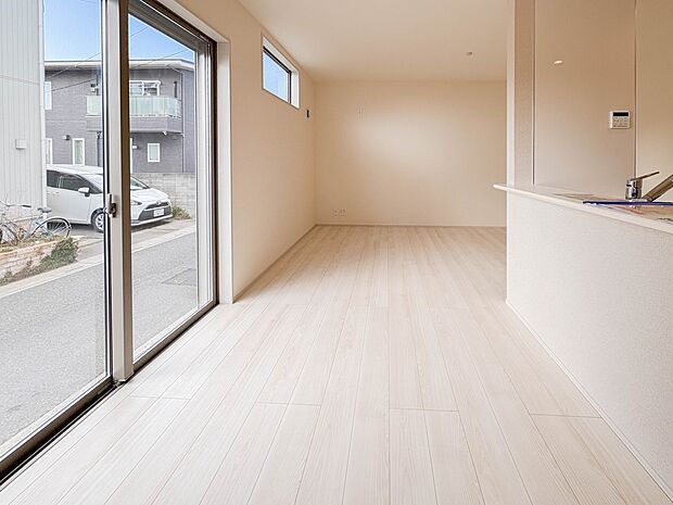 【リビングダイニング】シンプルなデザインの家は風情がある。住む人のこだわりを感じる。外観も内装もいたってシンプル。居心地がよく、家事や趣味、子育てなどにも集中できる。家も人間も熟成するほどシ…