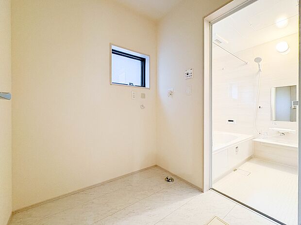 【脱衣所】脱衣所、洗面所は小さなプライベートスペース。歯磨き、洗顔と毎日施す個人空間。換気も設置して、熱気などを開放して、爽やかなスペースになるように設計されています。