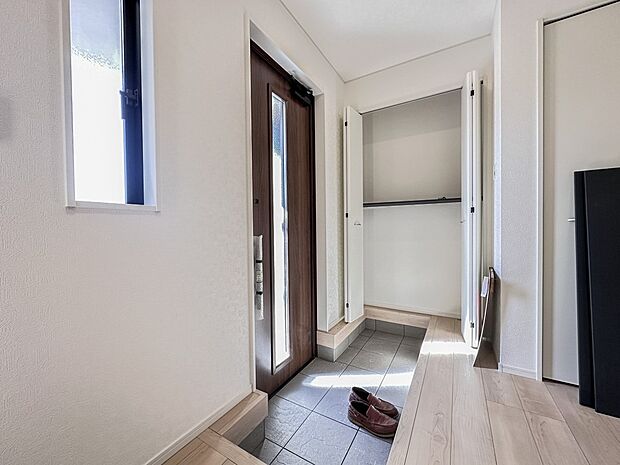 【シューズボックス(下駄箱)】 大型のシューズボックスには靴やブーツ、サンダルはもちろん、ハンカチや手袋、バック類などのお出かけ用品、印鑑や朱肉なども収納可能です。