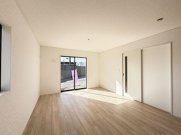 【リビング】  整然とした空間演出、快適な理想の暮らしの実現は家のみの拘りではなく、そこで暮らす方々にとって素敵な環境であることも挙げられると思います。四季折々の変化が奏でる鼓動を楽しんで下…