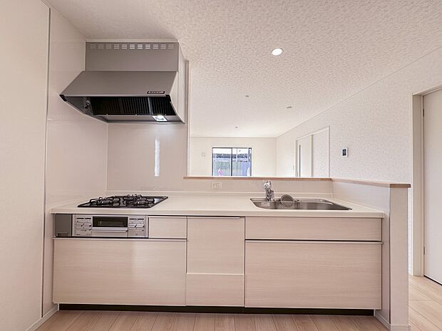 【キッチン】ナチュラルな自然光の中での調理。会話が弾む対面型キッチン。お洒落な食器類を余裕で収納できるスペース。動きやすい女性目線のキッチン動線。これからはお料理をつくる時間が劇的に変わりま…