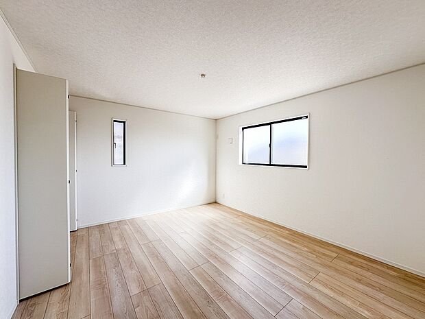 【寝室】シンプルな内装はおしゃれのポイントです。シンプルは華美より飽きがこないからです。色や模様でおしゃれ感をだす。それがシンプルイズビューティーです。