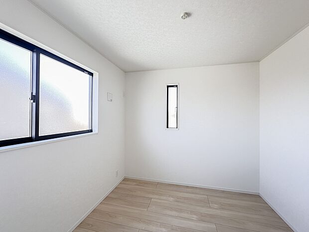 【子供部屋】お子様のお部屋にぴったりなクロークを備えたフローリング仕様の洋室です。