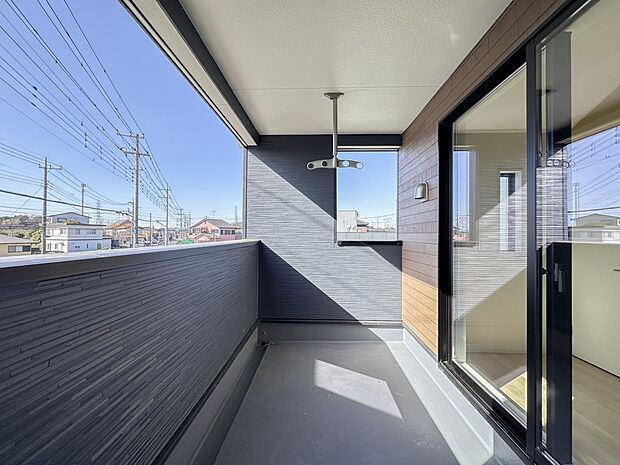 【バルコニー】 バルコニーから差し込む陽光・通風は、住環境・快適性と共に有り続ける貴重な「財産」です。