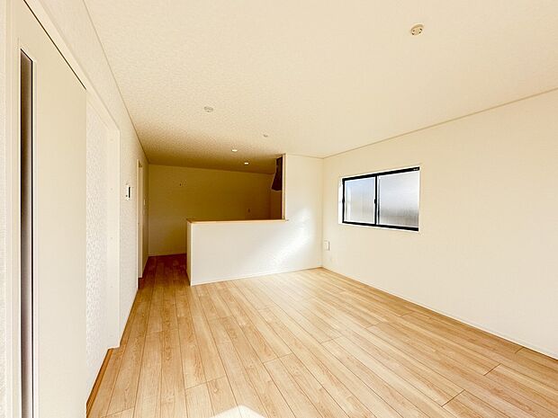 【リビングダイニング】リビングにいるお子様と会話をしながら家事ができるカウンターキッチン。いま手があいているか、忙しそうなのか相手の様子を伺いながらコミュニケーションをとる訓練にもなります。…