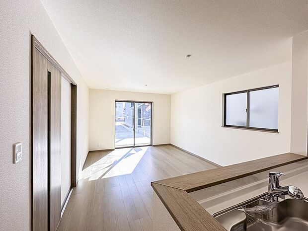 シンプルなデザインの家は風情がある。住む人のこだわりを感じる。外観も内装もいたってシンプル。居心地がよく、家事や趣味、子育てなどにも集中できる。家も人間も熟成するほどシンプルになっていくよう…