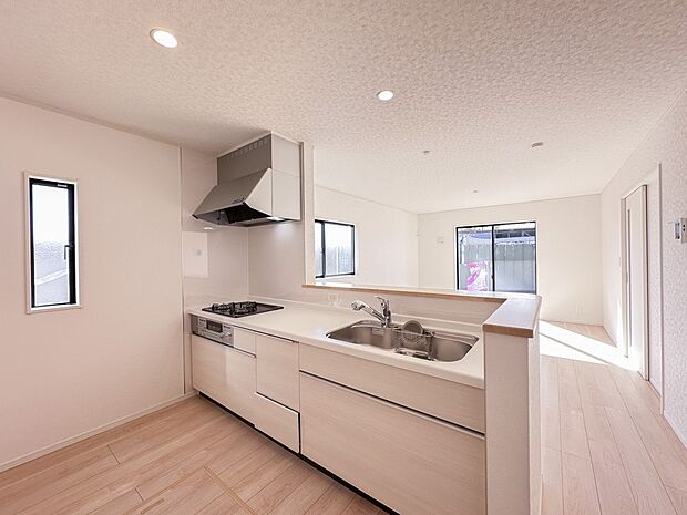 【ダイニングキッチン】会話でホッとコミュニケーションできるリビング。料理でホッとハピネスになるキッチンなど。人をホッとさせる最新設備・仕様を採用しています。