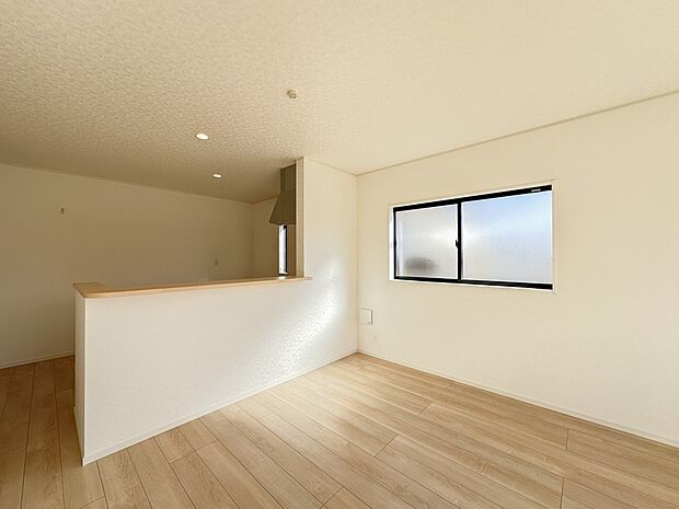 【ダイニング】忙しい朝でも家族揃って食事をしたいゆとりあるダイニングスペース。