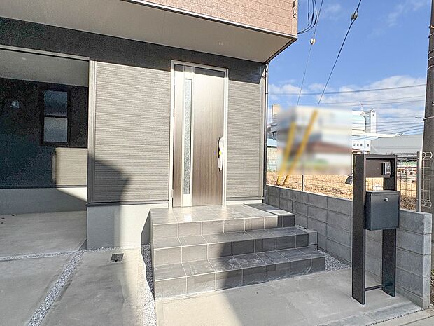 【玄関】家の顔となる玄関は、高いデザイン性が求められます。高級感と断熱性、防犯性に優れた玄関ドアを標準装備。ピッキング対策のセキュリティサムターン等、防犯に考慮しました。