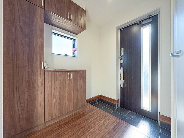 【玄関】スタイリッシュかつ品のある玄関。