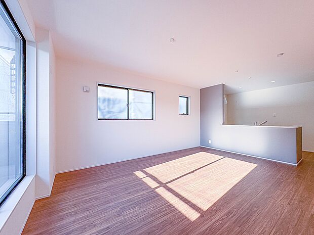 【LDK16帖+ワイドバルコニー】インテリアショップで見掛けた「あの家具」も置ける、ゆったりとした空間。時に広さが上質な寛ぎの時間になる事も。