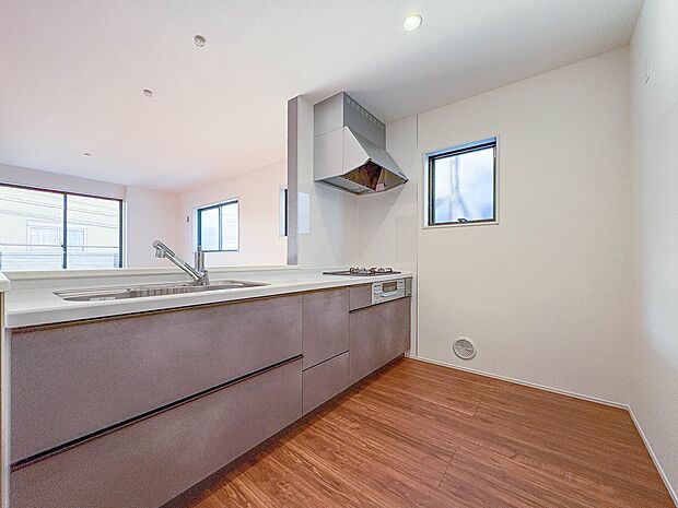 【キッチン】ナチュラルな自然光の中での調理。会話が弾む対面型キッチン。お洒落な食器類を余裕で収納できるスペース。動きやすい女性目線のキッチン動線。これからはお料理をつくる時間が劇的に変わりま…