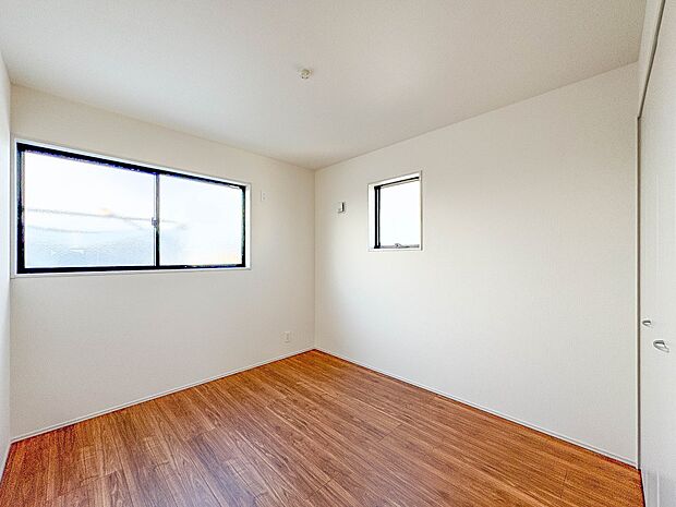 【子供部屋】お子様のお部屋にぴったりなクロークを備えたフローリング仕様の洋室です。