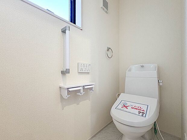 【トイレ】トイレ・ウォシュレット付。快適で衛生的な洗浄機能付温水シャワートイレです。