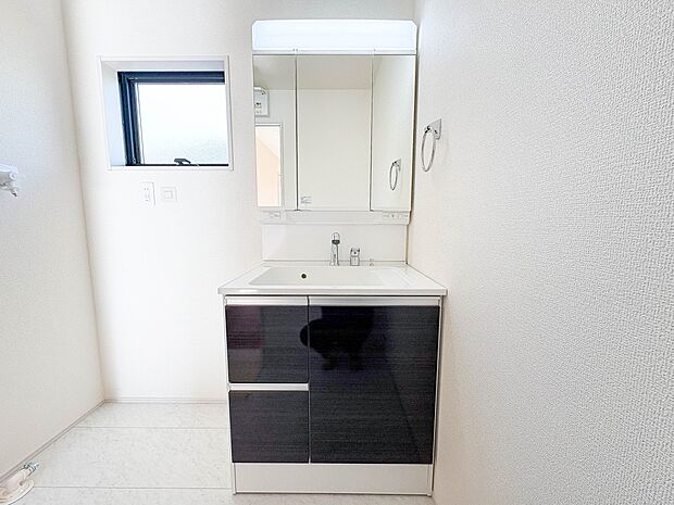 【洗面台】 十分な大きさの洗面台は、身だしなみチェックや歯磨きなど、朝の慌ただしい時間でもホテルライクなスペースで余裕とゆとりを感じて頂けます。