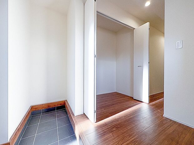 【SIC(シューズインクローク)】 普段はかない靴や傘はもちろん、ベビーカーや三輪車、工具類なども収納できます。濡れた雨具をその場で脱いで乾かせば、玄関も室内も汚れることなくスッキリ。