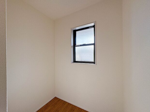 【WIC】各所に配置された収納スペースは、洋服や小物はもちろんのこと、掃除機や日用予備品・お子様のおもちゃなど様々な物を収納して頂ける便利なスペースです。