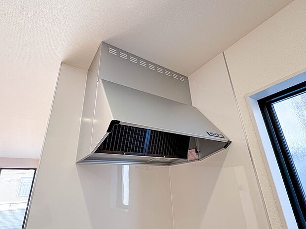 【レンジフード】調理の際に発生する汚れた空気(二酸化炭素、油煙、水蒸気、ニオイなど)を、ダクトを通して屋外に排出しています。