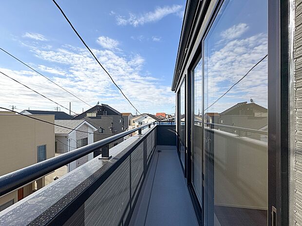 【バルコニー】 バルコニーから差し込む陽光・通風は、住環境・快適性と共に有り続ける貴重な「財産」です。