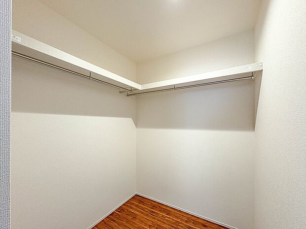 【WIC(ウォークインクローゼット)】 たくさんの洋服をかけてもシワになりにくいウォークインクローゼット。洋服以外にも、普段使わない家電やスーツケース、ストック品など何でも片付く嬉しい空間…
