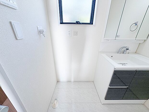 【ランドリースペース】毎日使う洗濯機。しっかりと奥行きのある置き場が確保されています。