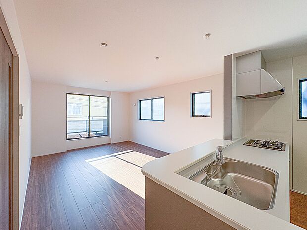 【LDK16帖+ワイドバルコニー】爽やかな日差しが差し込む明るいリビングです。