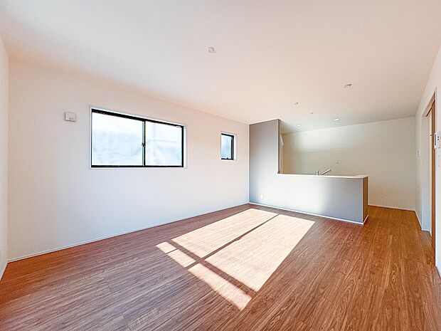 【LDK16帖＋ワイドバルコニー】ホームパーティーでもゲストと一緒に料理を楽しみながら楽しい時間を過ごせそう。