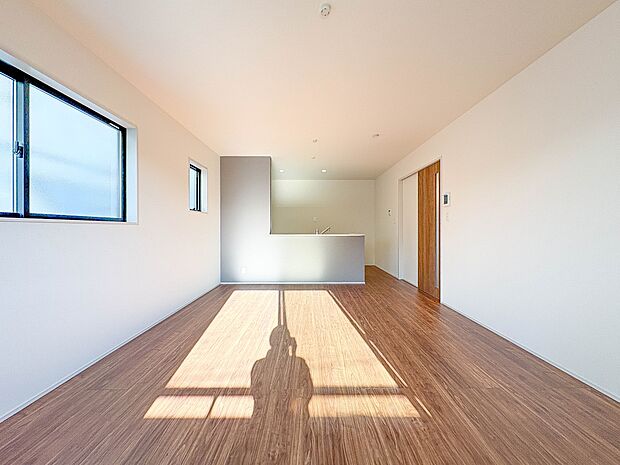 【LDK16帖＋ワイドバルコニー】忙しい朝でも家族揃って食事をしたいゆとりあるダイニングスペース。