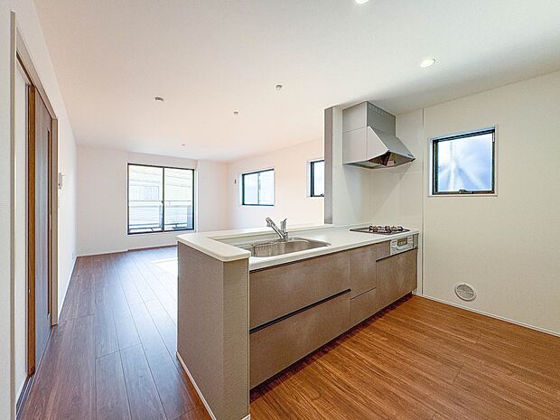 【LDK16帖＋ワイドバルコニー】忙しい朝でも家族揃って食事をしたいゆとりあるダイニングスペース。