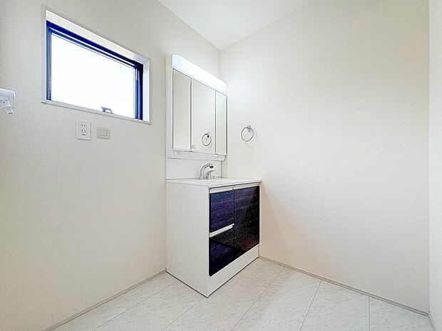 【脱衣所】洗面所は小さなプライベートスペース。歯磨き、洗顔と毎日施す個人空間。