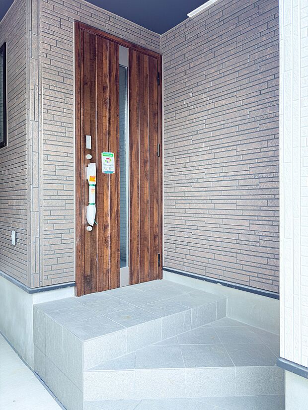 ＜玄関＞家の顔となる玄関は、高いデザイン性が求められます。高級感と断熱性、防犯性に優れた玄関ドアを標準装備。ピッキング対策のセキュリティサムターン等、防犯に考慮しました。